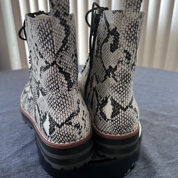 CROWN & IVY Women’s Boots Black & White Snake Print with Sherpa Lining NWOT Sz 7 - Picture 6 of 16